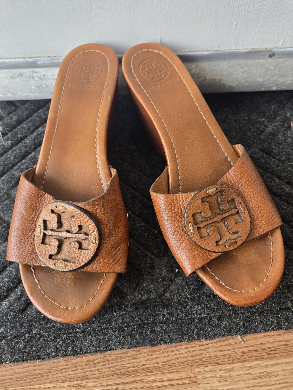 Tory Burch• Brown Patty Leather Logo Slide Wedge Heel Sandals. Sz 10.5